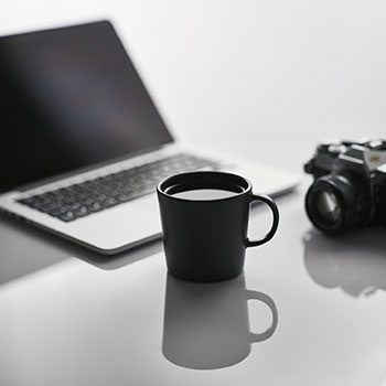 哺乳期后多久能做眼袋手术，主要取决于妈妈的身体恢复状况