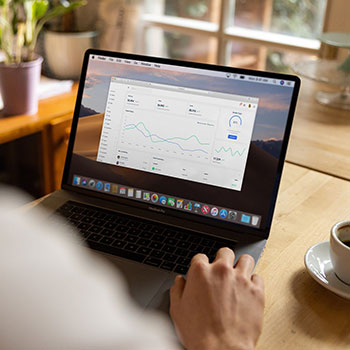 哺乳期后多久能做眼袋手术，主要取决于妈妈的身体恢复状况