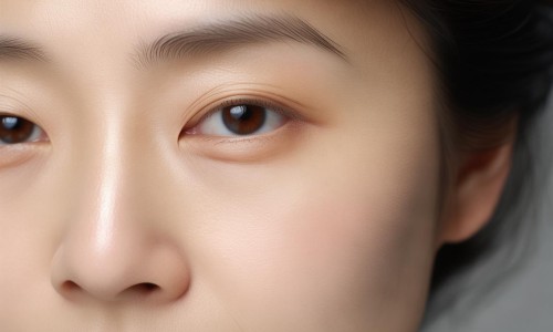 双眼皮手术的效果与年龄并没有直接关系，因此，40岁以上做双眼皮手术并不一定容易显假。手术的效果取决于多种因素，包括手术技术、个人眼部条件、皮肤质量等等