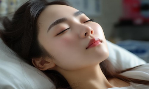 双眼皮术后需要一定的恢复时间，具体时间因个人情况而异。一般来说，术后需要等待眼部肿胀逐渐消退，伤口完全愈合后才能进行化妆和戴美瞳